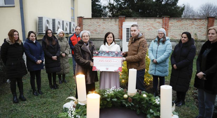 Ég a láng a remény adventi gyertyáján