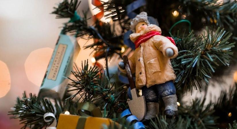 Őrült karácsonyi rekord: 621 feldíszített fát zsúfoltak egyetlen házba (videó)