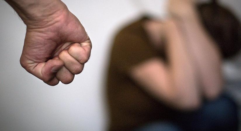 Pénzt követelt és bántalmazta szüleit egy Győr-Moson-Sopron megyei férfi