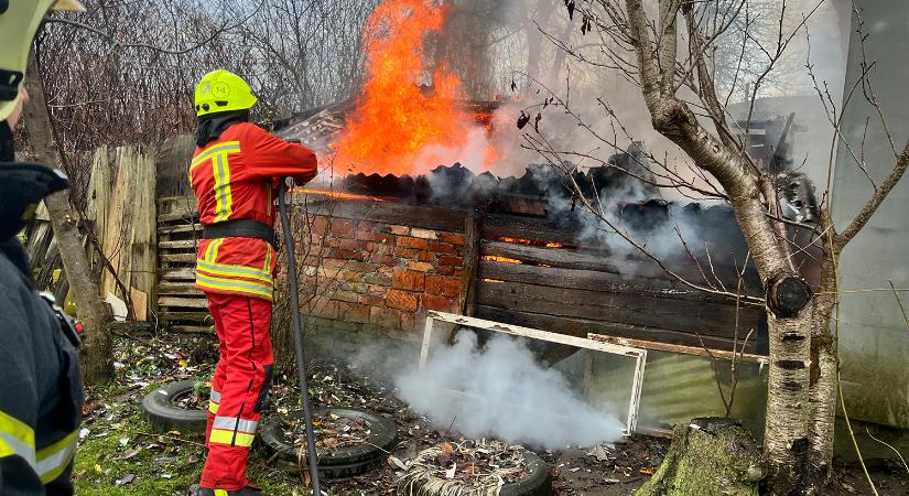 Huszton leégett egy melléképület: a tüzet egy taxisofőr vette észre