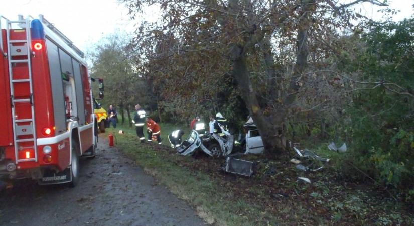 Súlyos baleset, meghalt az autó utasa Pusztaszemesnél