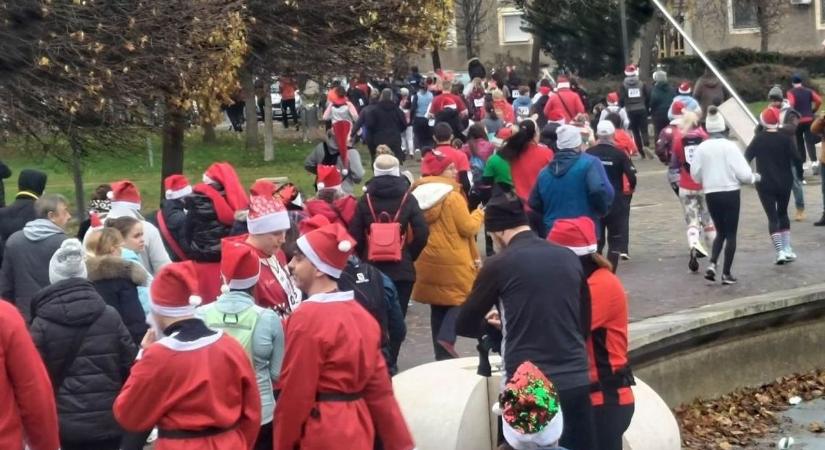 Ünnepi hangulatban zajlott az első Mikulásfutás Dunaújvárosban
