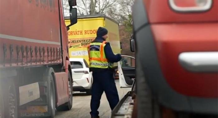 Üzent az M1-esen közlekedőknek a rendőrség, bírság lehet ebből