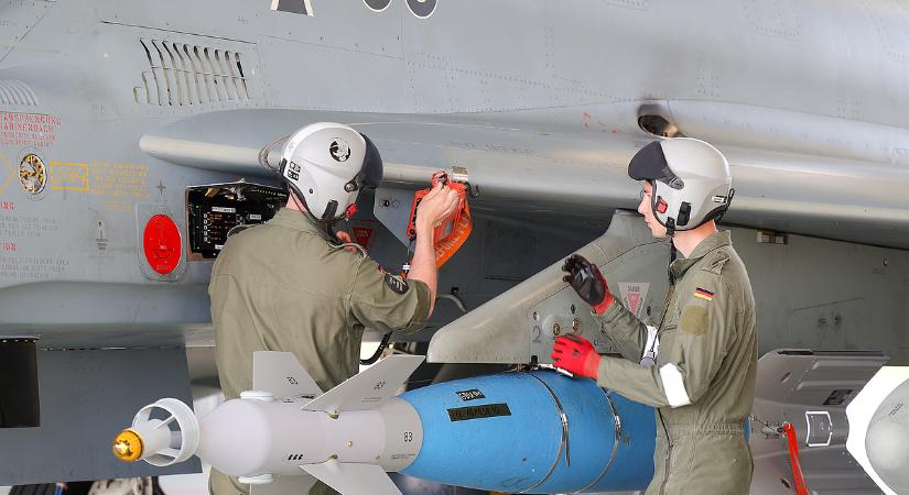 Meghökkentő felszólítással állt elő Trump: visszakéri a fel nem robbant bombáját