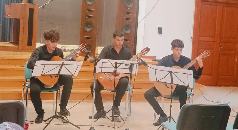 Hangok a karácsony közeledtével: fiatalok varázsoltak a színpadon