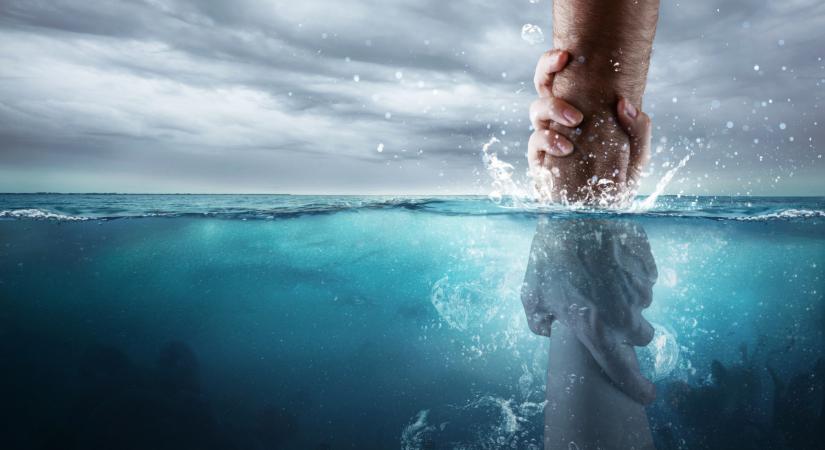 Mentőt kellett hívni: egy 3 éves kisfiú majdnem megfulladt az úszóedzésen Budapesten