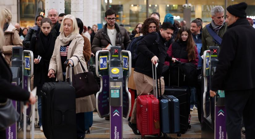Utasokra támadtak a londoni reptéren
