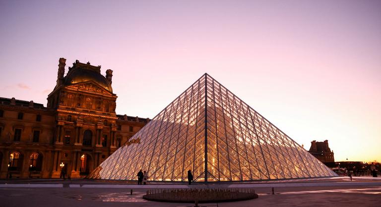 Még fel sem ocsúdtak a 88 millió eurós rablásból, újabb katasztrófa érte a Louvre-t
