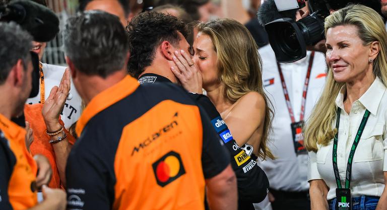 Lando Norris forró csókja felrobbantotta a nemzetközi sajtót