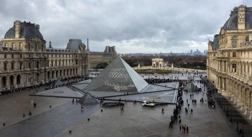 Újabb szerencsétlenkedés a Louvre-ban: értékes kötetek áztak el