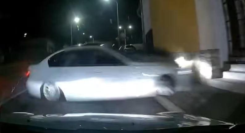 Vádat emeltek a sofőr ellen, aki driftelni akart, de egy házfalnak csapódott – videó