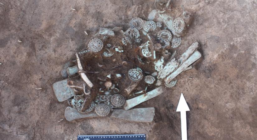 Az ókori lovas nomádok fejlett kézműves kultúrájáról árulkodik egy uráli kurgán feltárásakor előkerült gazdag leletanyag