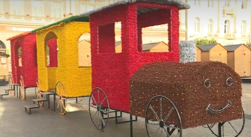 Újévi dekoráció Újvidék központjában – igen, jól látják, egy VONAT