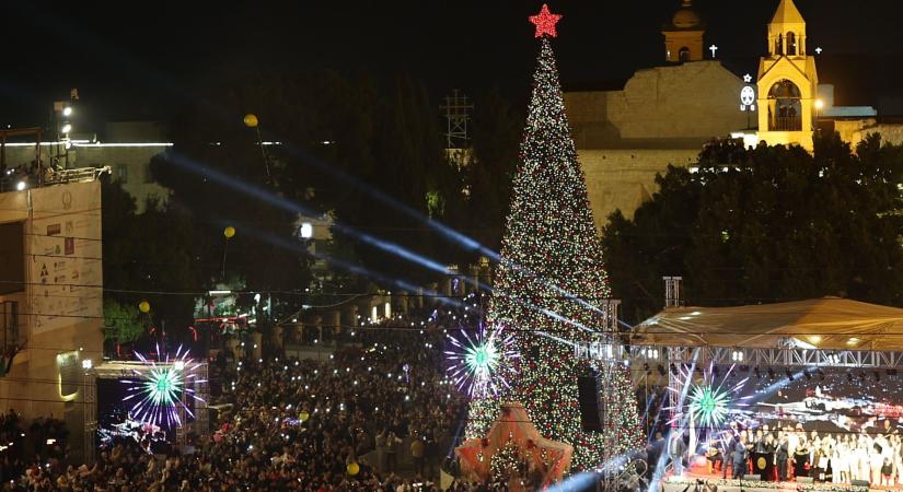 Két év után először állítottak karácsonyfát Betlehemben