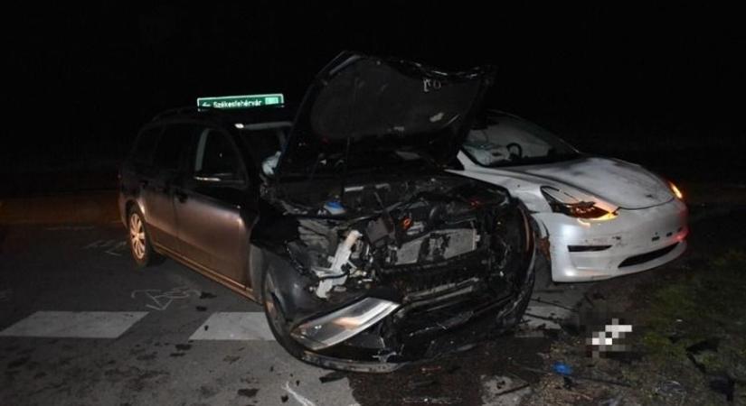 Mindkét autó tropára tört, mert egyikük nem adott elsőbbséget