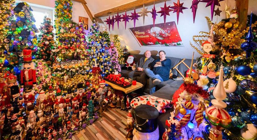 621 karácsonyfa díszít egy takaros német házat