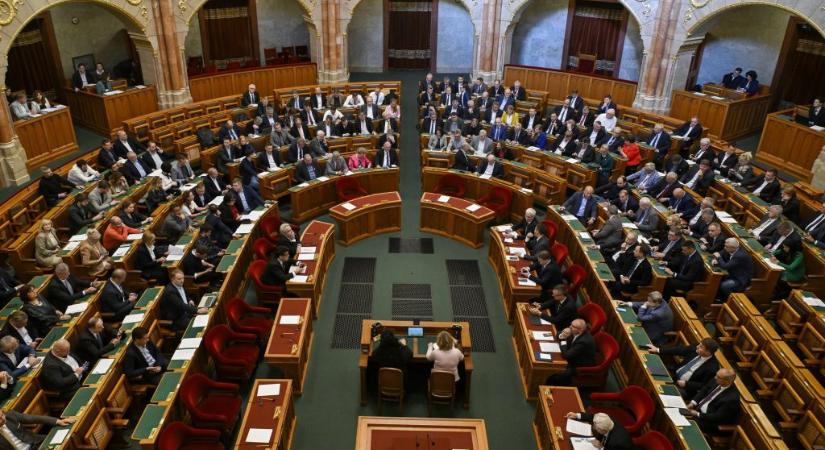 Két rendkívüli ülés is lesz még idén: a budapesti segélyhitel miatt átírja a parlamenti hajrá forgatókönyvét a Fidesz