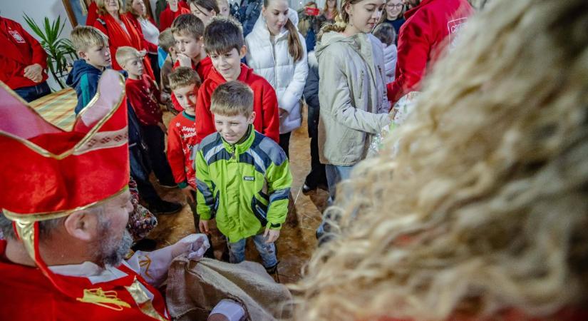A Katolikus Karitász Orvosmissziója elvitte a Mikulást is a ráti gyermekotthonba