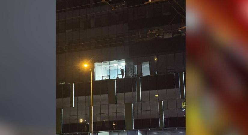Dráma Kassán: sírva kiabálta a bevásárlóközpont második emeleti párkányáról, hogy leugrik
