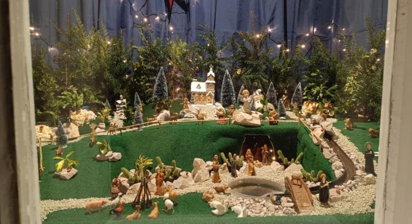 Ezt mindenki megnézi – esténként sokan megállnak a vörsi nyugdíjas betleheme előtt