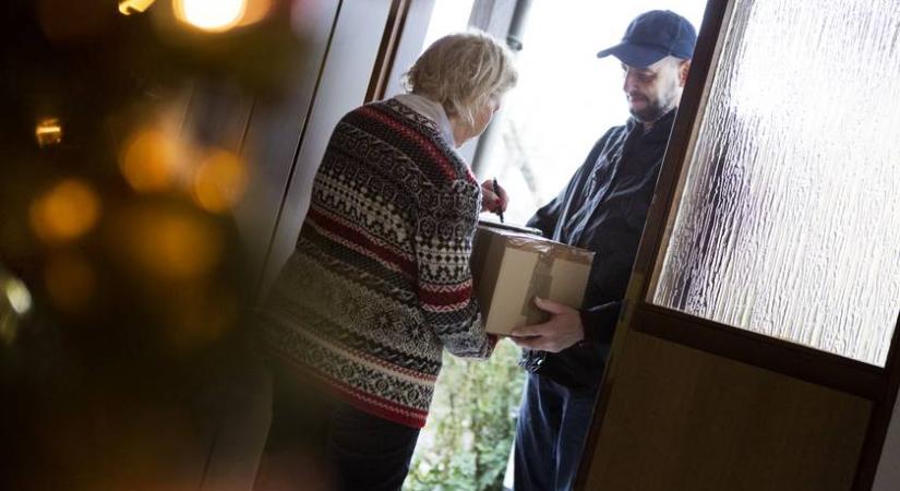 Különleges karácsonyi csomagokat kapnak ezek a magyar nyugdíjasok: már el is kezdték a kézbesítést