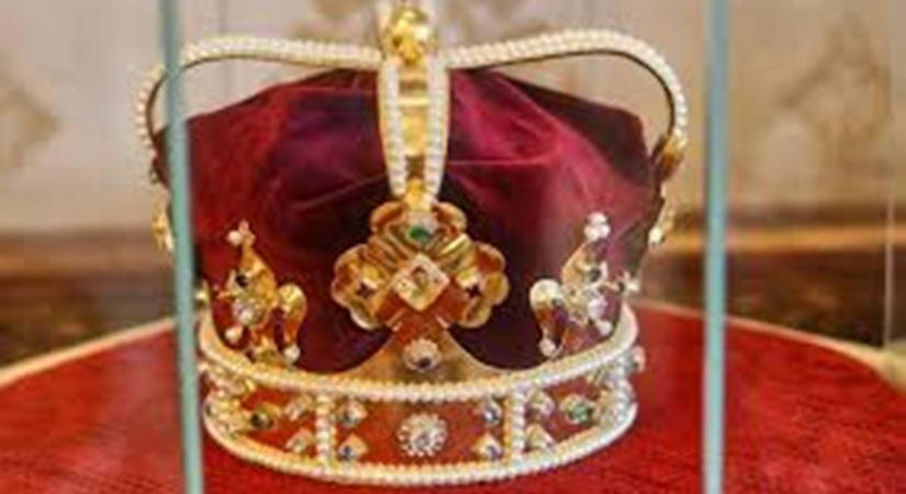 Vaníliakrémmel öntötték le a brit korona kiállítási vitrinjét politikai aktivisták