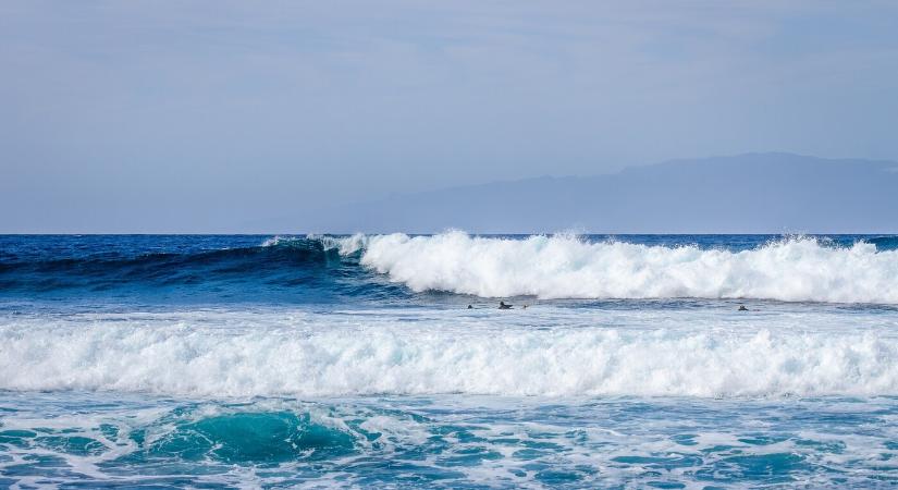 Két szlovákiai meghalt, egy pedig megsérült, miután hullám temette őket maga alá Tenerifén