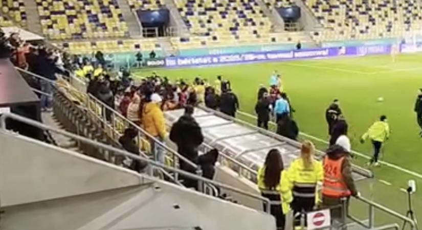 DAC: Egészen komoly balhé robbant ki a játékosok között a rangadón, a szekusok is tömegesen rohantak - videó