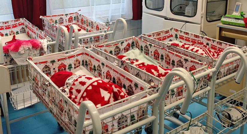 A Mikulás az esztergomi kórház szülészetére is megérkezett