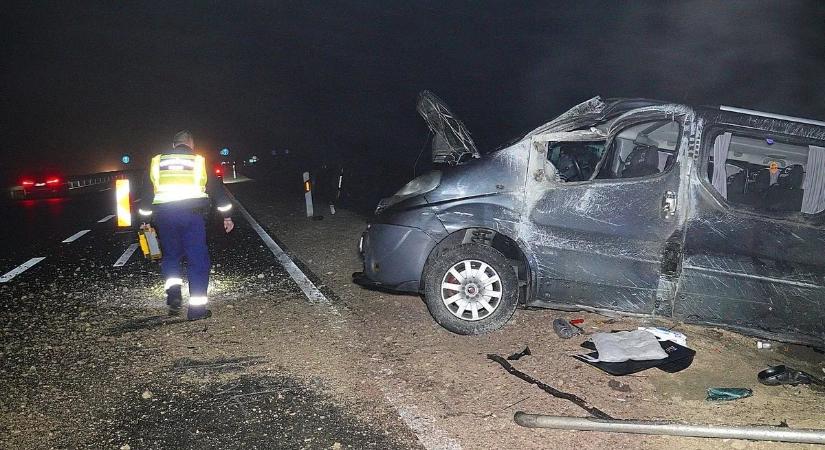 Súlyos baleset az M5-ösön: többször is átfordult a kisbusz, sok a sérült - helyszíni fotók