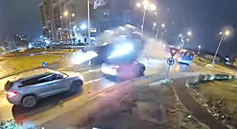 Repülő autót videóztak Romániában egy körforgalom felett