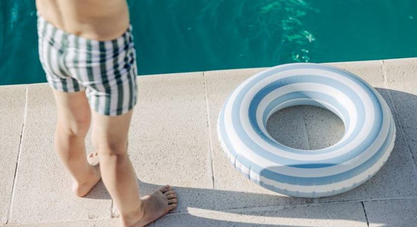 Senki nem vette észre, hogy elmerült a 3 éves kisfiú az úszásoktatáson: majdnem megfulladt