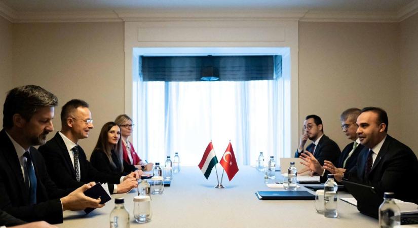 Heti 105 repülőjárat Budapest és a nagyobb török városok közt