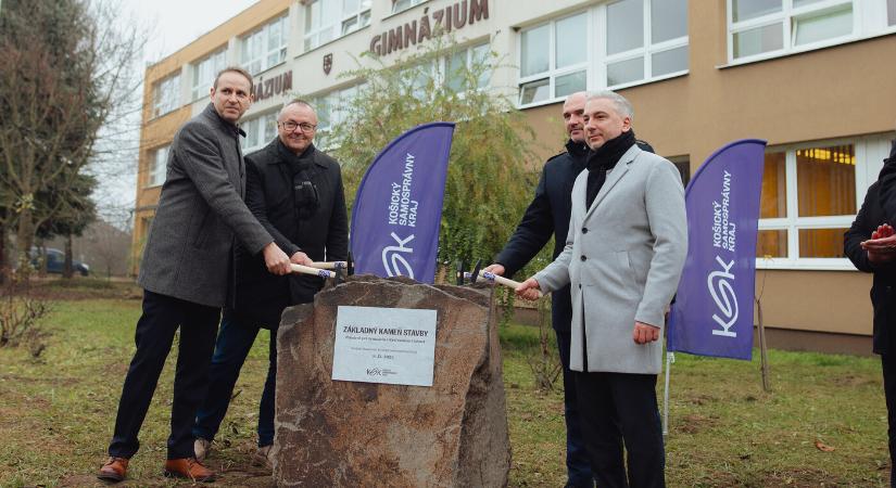 Történelmi beruházás indul Bodrogközben – letették az új királyhelmeci uszoda alapkövét