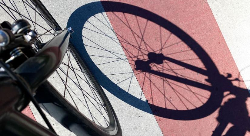 Brutális gesztus: meleg kávéval kínálta meg az autós a kerékpárost, de nem úgy, ahogy elsőre gondolná