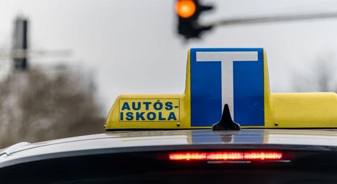 Az oktatta, aki később vizsgáztathatta a tanulósofőröket – több ezer forgalmi vizsgán lehetett összeférhetetlenség