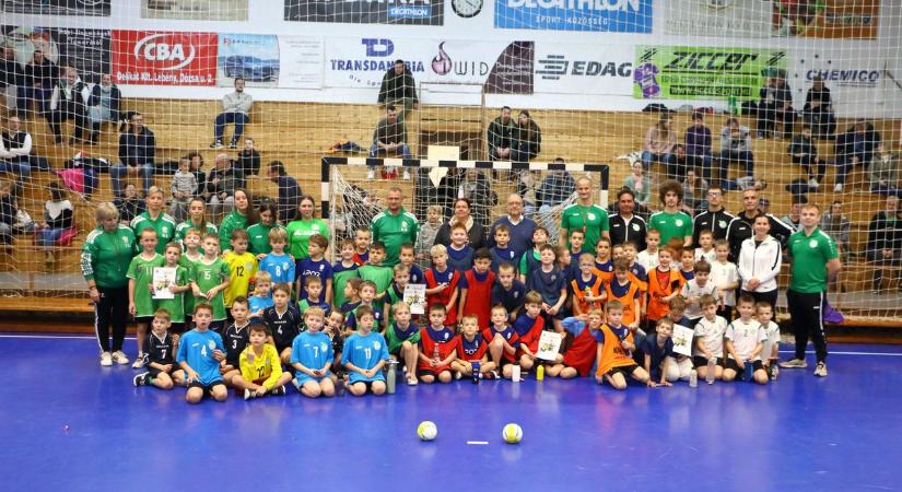 Telt ház és vastaps: történelmi kézilabda-premier Lébényben