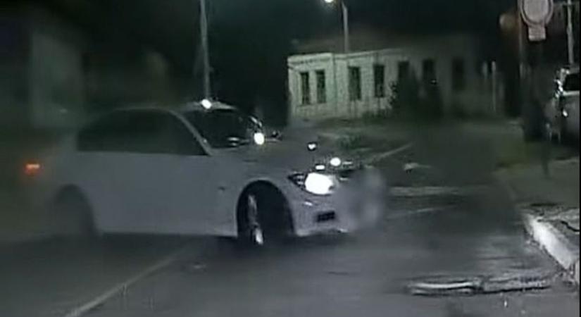 Nem adta ki: házfalnak csapódott a driftelni próbáló sofőr, videó is készült az esetről