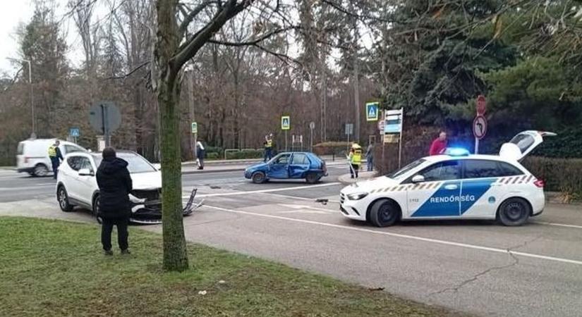 Két autó ütközött Balatonfüreden