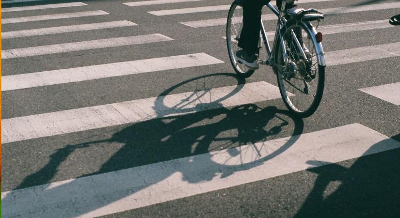 Szabályos-e a zebrán átkelni motorkerékpárral, robogóval vagy kerékpárral?