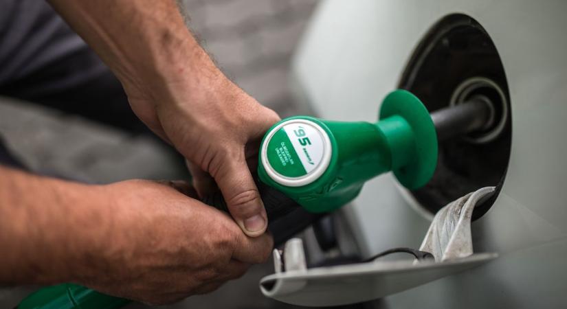 Újabb fordulat a benzinkutakon: keddtől már ennyit fizethetünk