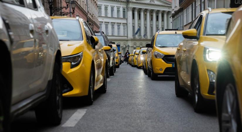 30 év után hétfőn elköszönt az utasoktól Budapest népszerű taxitársasága