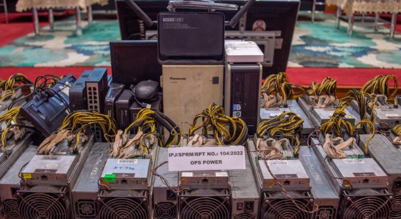 Egy idős férfit tartóztattak le áramlopás miatt, miközben bitcoint bányászott
