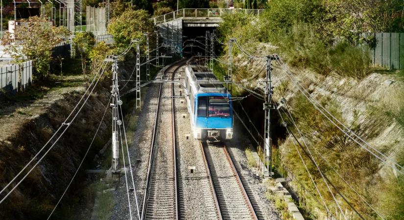 Káosz a vonatokon! A peronon rekedtek az utasok