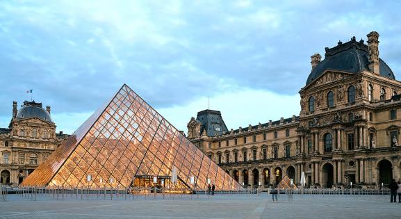 Több száz könyvet rongált meg a Louvre-ban egy vízszivárgás