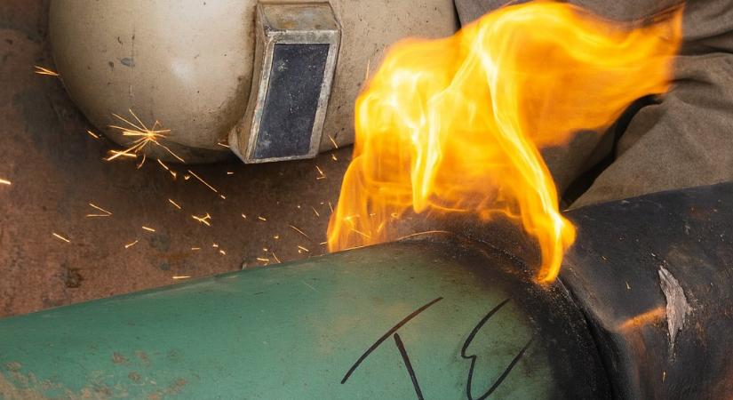 Azért lángol ez a cső hegesztés közben, mert ez egy gázcső
