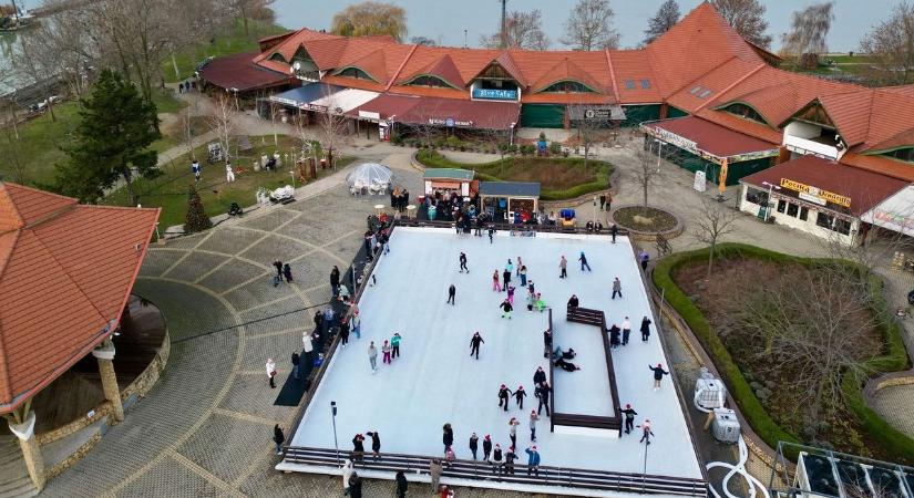 Berobbant a fonyódi jégpálya – pár nap alatt megdöntötte a tavalyi rekordot