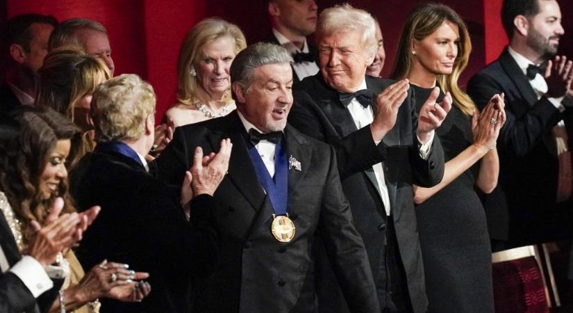 Sétabottal érkezett a gálára Sylvester Stallone, ahol díjat kapott Donald Trumptól