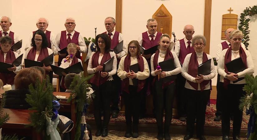 Újra felgyúltak az advent fényei Magyarszentmiklóson