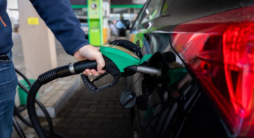 Folytatódik az árcsökkenés a magyar töltőállomásokon